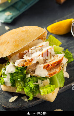 Hausgemachte Chicken Caesar Sandwich mit Käse und Zitrone Stockfoto