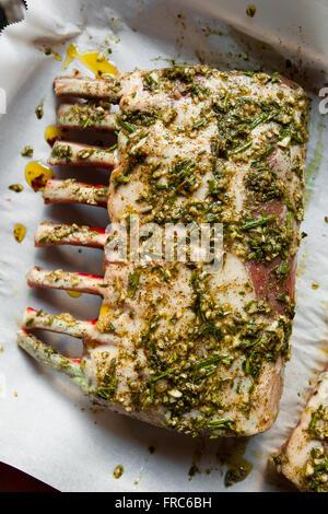 Rohe hausgemachten Kräuter Lammbraten mit grüner Sauce Stockfoto