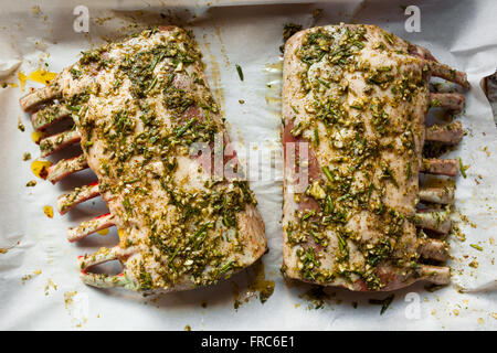 Rohe hausgemachten Kräuter Lammbraten mit grüner Sauce Stockfoto