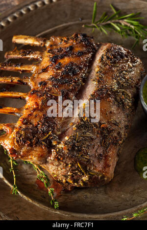 Hausgemachten Kräuter Lammbraten mit grüner Sauce Stockfoto