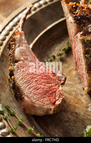 Hausgemachten Kräuter Lammbraten mit grüner Sauce Stockfoto