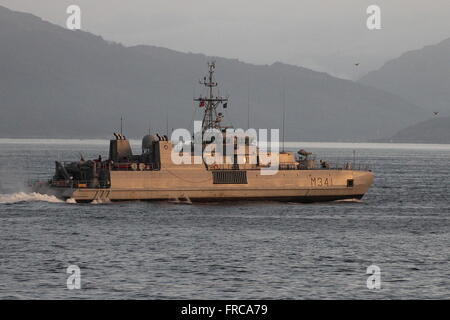 KNM Karmoy, eine Oksoy-Klasse Minehunter dienen in der norwegischen Marine, für Übung Joint Warrior 14-2 ankommen. Stockfoto