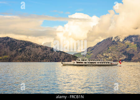 Schifffahrt auf dem Vierwaldstättersee Stockfoto