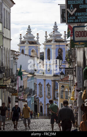 Häuser in Pelourinho mit Teilansicht der Kirche der Madonna vom Rosenkranz der schwarzen im Hintergrund Stockfoto