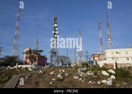 Telekommunikation-Antennen mit Bom Jesus Church in Monte Bom Jesus im Hintergrund - gegründet im Jahr 1902 Stockfoto