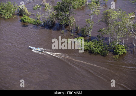 Vista Aérea de Embarcação motor Navegando keine Rio Amazonas Durante eine Cheia tun Rio Stockfoto