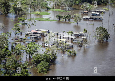 Vista Aérea de Comunidade Ribeirinha Durante o Período de Cheia tun Rio Amazonas Stockfoto