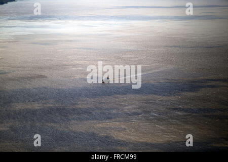 Vista Aérea de Embarcação motor Navegando keine Rio Amazonas Durante eine Cheia tun Rio Stockfoto