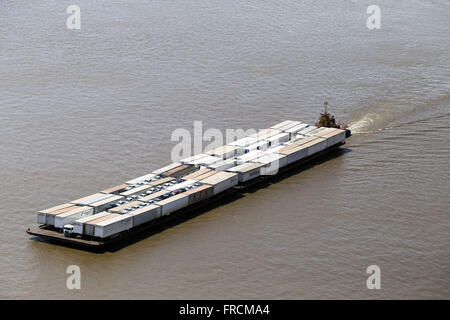 Vista Aérea de Balsa Transportando Carros e Caminhões keine Rio Amazonas Stockfoto
