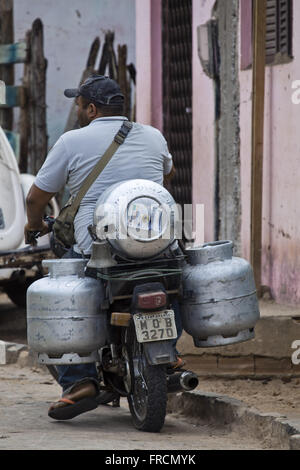 Benutztes Motorrad für die Lieferung von Gasflaschen Stockfoto