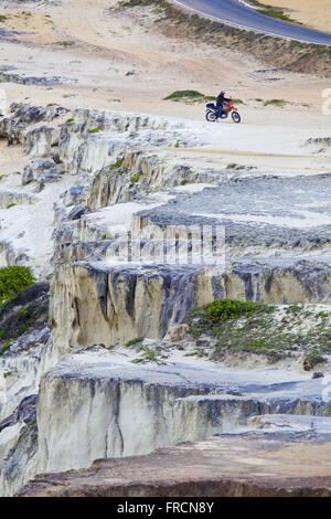 Biker in der Nähe der Klippen in Cacimbinhas Beach - Pipa Bezirk Stockfoto