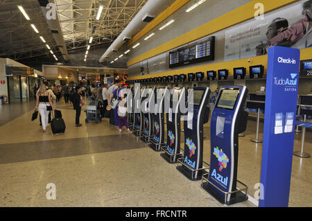 Passagiere im terminal Check-in-Bereich von Guarulhos International Airport Stockfoto