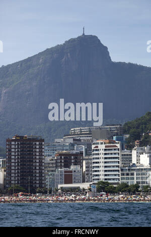 Ipanema-Strand in der Region von Station 8 - Corcovado Berg im Hintergrund Stockfoto