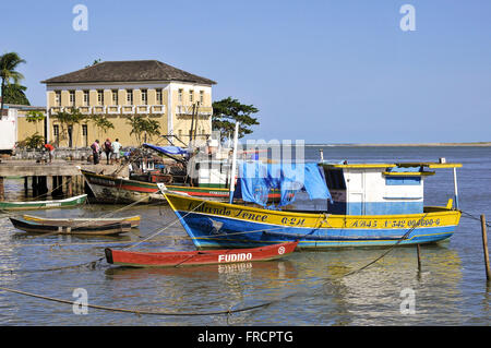 Angelboote/Fischerboote vertäut im Hafen befindet sich an der Mündung des Rio CRICARÉ Stockfoto