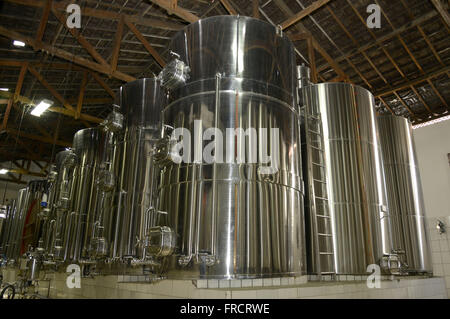 Innenansicht der Wein in Edelstahltanks Stockfoto