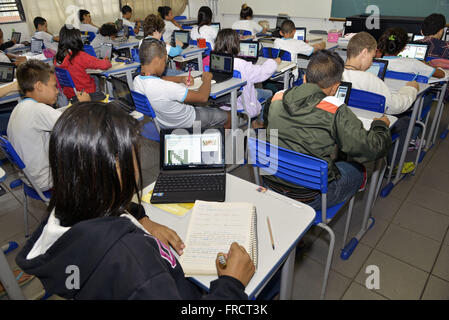 Studierende, die mit Hilfe von Tabletten in der staatlichen Schule Professor Leila Mara Avelino Stockfoto