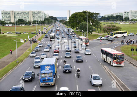 Tráfego de Veículos keine Eixo Monumental com Esplanada Dos Ministérios Ao Fundo Stockfoto