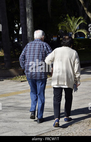 Casal de Idosos Caminhando Na Praça da Igreja Matriz Santo Antônio keine Centro da Cidade Stockfoto