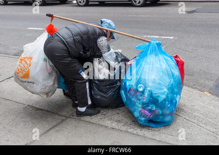 Ältere asiatische Frau sammeln Flaschen und Dosen für die Einzahlung in Lower Manhattan Stockfoto