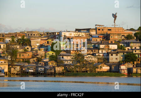 Wohnen und Stelzen an den Ufern des Bach-Educandos-Stadt Manaus Stockfoto