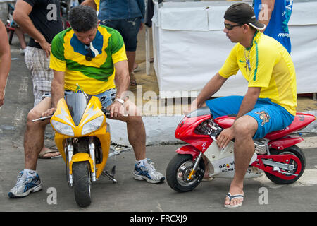 Adult Mini-Bike auf den Straßen von Parintins am Spieltag Brasilien und Portugal bei der WM in Afri Stockfoto