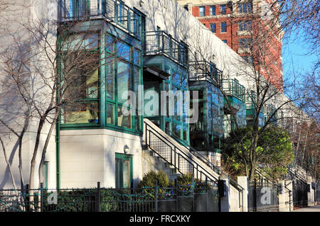 Residenzen mit Fenstern in einer Reihe von Gebäuden im Stil in einem eleganten Teil des Chicago Nachbarschaft des Hyde Park. Chicago, Illinois, USA. Stockfoto