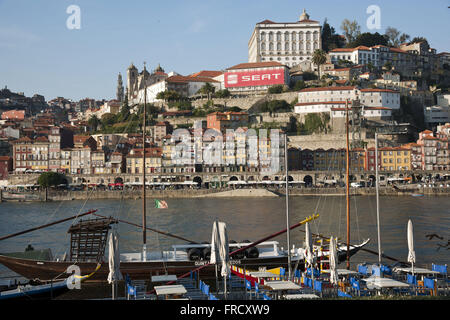 Cais da Ribeira an den Ufern des Flusses Douro von Porto betrachtet aus Vila Nova De Gaia Stockfoto