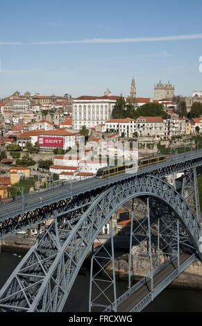 Metalica Dom Luis Brücke über den Fluss Douro in Porto mit Make-up Metro Stockfoto