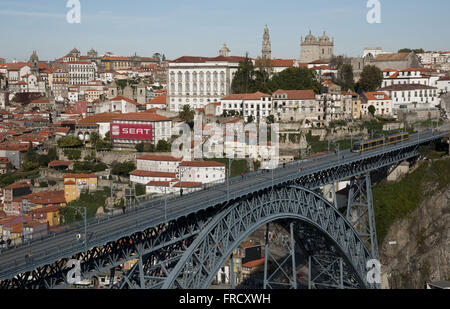 Metalica Dom Luis Brücke über den Fluss Douro in Porto mit Make-up Metro Stockfoto