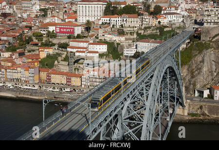 Metalica Dom Luis Brücke über den Fluss Douro in Porto mit Make-up Metro Stockfoto