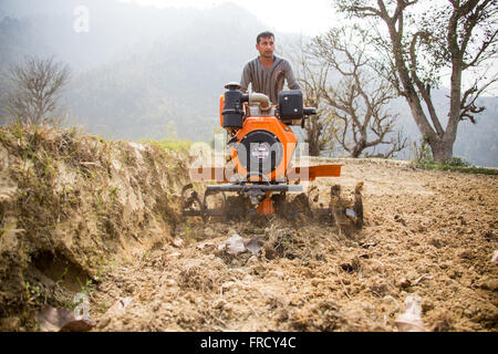 Landwirt mit einer Mini-Pinne in Nuwakot, Nepal Stockfoto