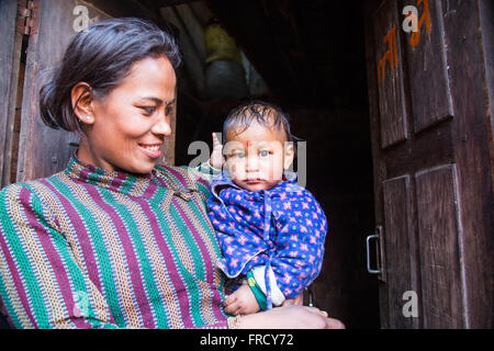 Lokale Frau und Baby Boy in Bhaktapur, Nepal Stockfoto