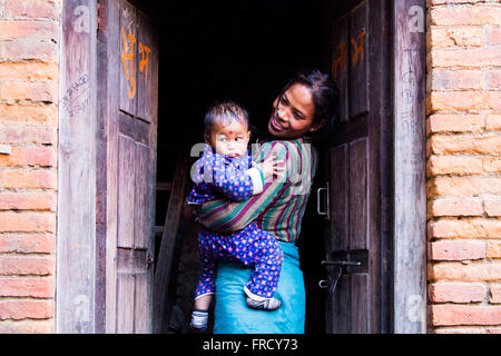 Lokale Frau und Baby Boy in Bhaktapur, Nepal Stockfoto