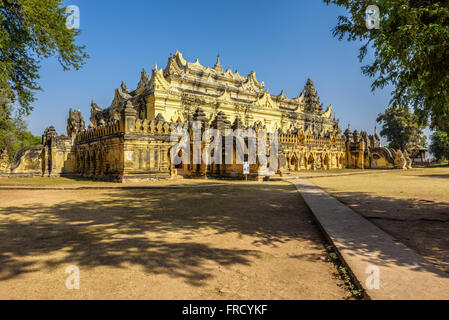 Maha Aungmye Bonzan Kloster, auch bekannt als mir Nu Ok Kyaung, in alten Inwa (Ava) in der Nähe von Mandalay, Myanmar Stockfoto