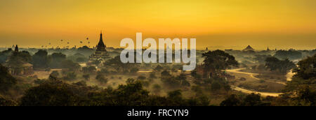 Malerischen Sonnenaufgang über Bagan in Myanmar. Bagan ist eine alte Stadt mit Tausenden von historischen buddhistischen Tempeln und Stupas. Stockfoto