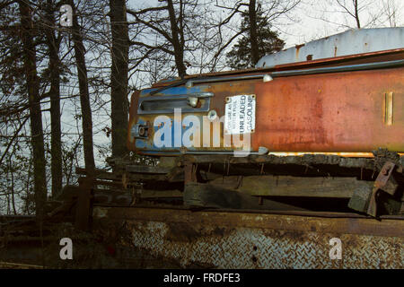 Rosten Vintage Zapfsäule auf Rückseite des alten Anhänger Sattelschlepper. Stockfoto