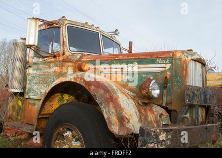 Columbia, VA, USA - 12. März 2016: Mack Lkw Fahrerhaus rosten im Feld. Stockfoto