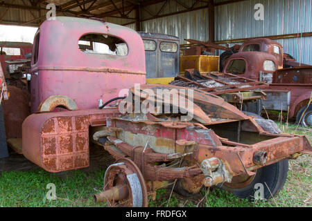 Rosten, Taxi und Anhänger auf alten LKW Iin Aluminium vergossen. Stockfoto