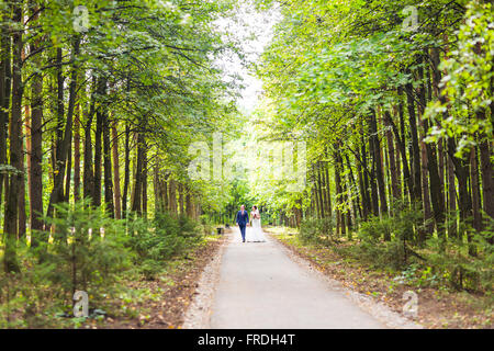 Hochzeitspaar Spaß und Spaziergang im park Stockfoto