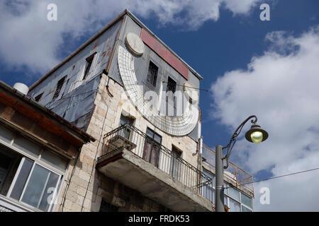 Die vertikale Sonnenuhr im vierten Stock der Zoharei Chama Synagoge oder der Mahane Yehuda Uhrturm an der Jaffa Straße in Westjerusalem Israel. Sonnenuhren waren für die orthodoxen Synagogenbesucher von entscheidender Bedeutung, die die genaue Zeit des Sonnenaufgangs kennen mussten, um ihre Morgengebete (Vasikin) zu beginnen, die genaue Zeit des Sonnenuntergangs, um ihre Nachmittagsgebete zu vervollständigen, und die Zeit für die Beleuchtung von Schabbatkerzen Stockfoto