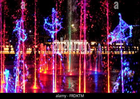 Die Musikalischen Springbrunnen beleuchtet mit bunten Lichter in der Stadt Eilat an der Nordspitze des Roten Meeres in Israel Stockfoto