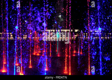 Die Musikalischen Springbrunnen beleuchtet mit bunten Lichter in der Stadt Eilat an der Nordspitze des Roten Meeres in Israel Stockfoto