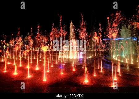 Die Musikalischen Springbrunnen beleuchtet mit bunten Lichter in der Stadt Eilat an der Nordspitze des Roten Meeres in Israel Stockfoto