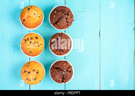 Hausgemachte Chocolate Chip Muffins auf blaue Tabelle Stockfoto