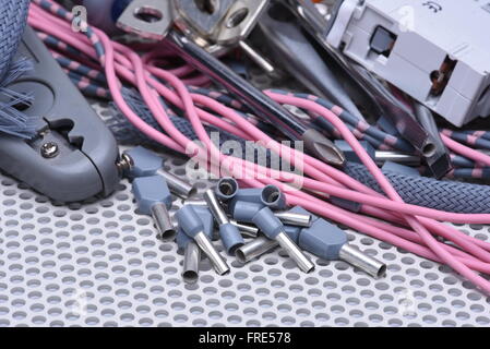 Elektrische Werkzeuge, Komponenten und Kabel auf Metalloberfläche Stockfoto