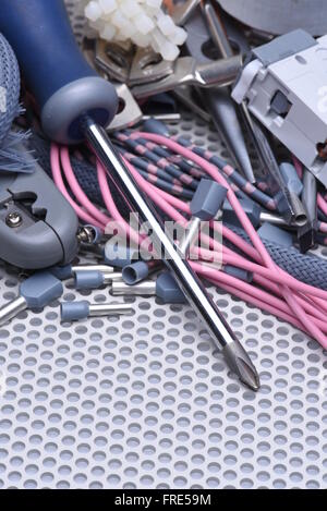 Elektrische Werkzeuge, Komponenten und Kabel auf Metalloberfläche Stockfoto