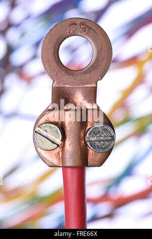 Nahaufnahme von Crimp Terminal mit Bewegungsunschärfe Elektrokabel im Hintergrund Stockfoto