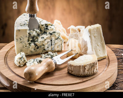 Dänischer Blauschimmelkäse auf einem Holzbrett. Stockfoto