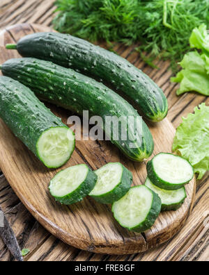 Gurken auf dem Holztisch. Stockfoto