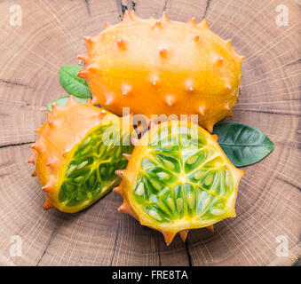 Kiwano Früchte auf dem Holztisch. Stockfoto